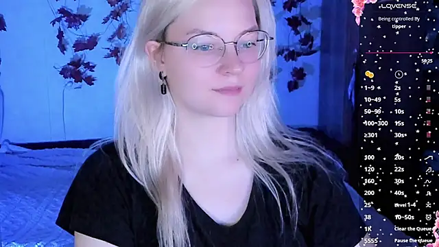 Snapshot of HoneyDazzle chatting on November 16, 2025, 6:57 pm HoneyDazzle online show from November 16, 2025, 6:57 pm