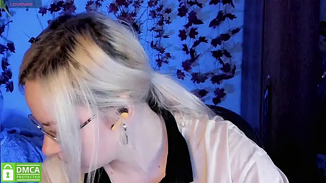 Snapshot of HoneyDazzle chatting on November 21, 2025, 7:12 pm HoneyDazzle online show from November 21, 2025, 7:12 pm