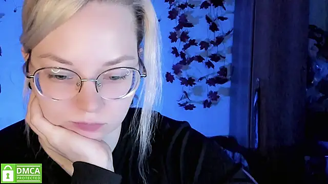 Snapshot of HoneyDazzle chatting on November 23, 2025, 6:30 pm HoneyDazzle online show from November 23, 2025, 6:30 pm