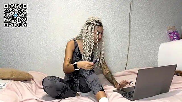 Snapshot of AngelWithBeautyPussy chatting on October 7, 2025, 11:40 am AngelWithBeautyPussy online show from October 7, 2025, 11:40 am