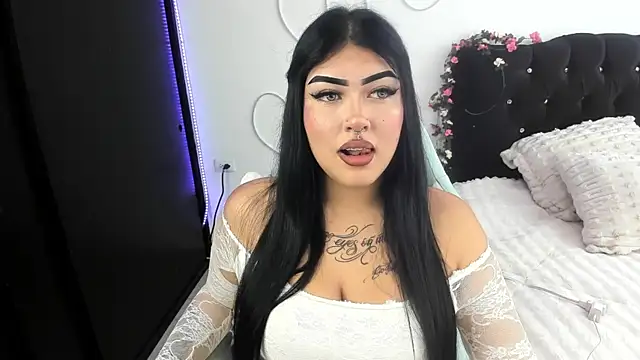 hollycute   online show from April 1, 2026, 4:26 pm