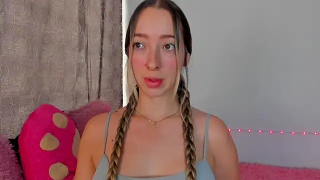 Snapshot of Sophia_rouse chatting on November 15, 2025, 5:20 pm Sophia rouse online show from November 15, 2025, 5:20 pm