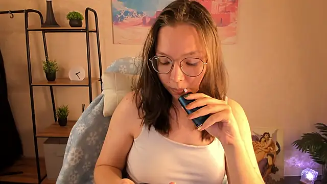 Nuura Moore online show from October 10, 2025, 1:04 am