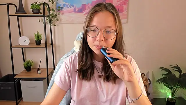 Nuura Moore online show from October 24, 2025, 1:24 am