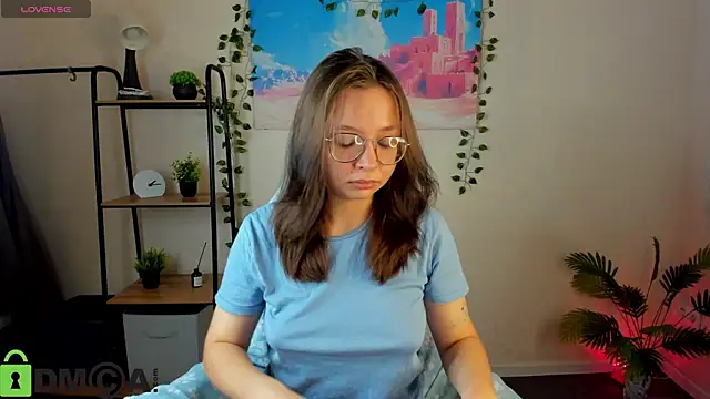 Nuura Moore online show from November 14, 2025, 1:04 am