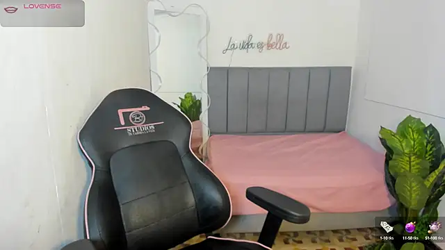 THIANA TAY online show from October 24, 2025, 1:57 am