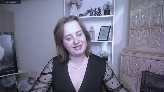 HelenFl online show from November 7, 2025, 8:14 am