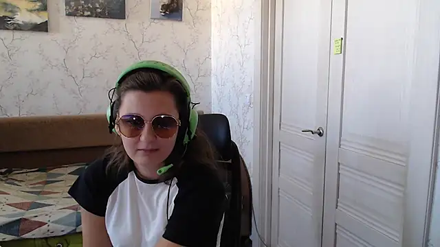 Snapshot of EveVisconti chatting on October 7, 2025, 8:44 am EveVisconti online show from October 7, 2025, 8:44 am