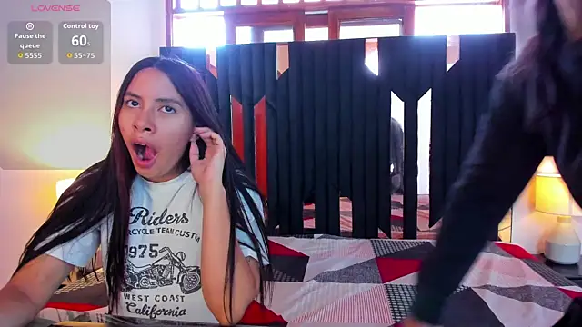 Snapshot of Sofy_and_Mia chatting on November 5, 2025, 12:27 pm Sofy and Mia online show from November 5, 2025, 12:27 pm