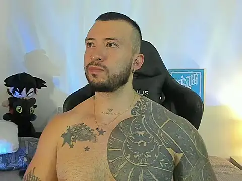 Snapshot of Dave-Max01 chatting on November 4, 2025, 11:04 pm Dave-Max01 online show from November 4, 2025, 11:04 pm