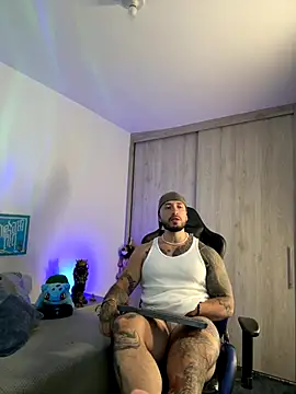 Snapshot of Dave-Max01 chatting on November 12, 2025, 2:06 pm Dave-Max01 online show from November 12, 2025, 2:06 pm