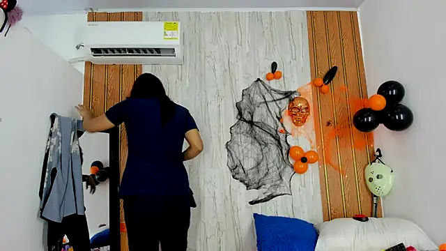 Snapshot of luisabecker_ chatting on October 24, 2025, 1:51 pm luisabecker online show from October 24, 2025, 1:51 pm