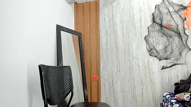 Snapshot of luisabecker_ chatting on October 27, 2025, 1:37 pm luisabecker online show from October 27, 2025, 1:37 pm