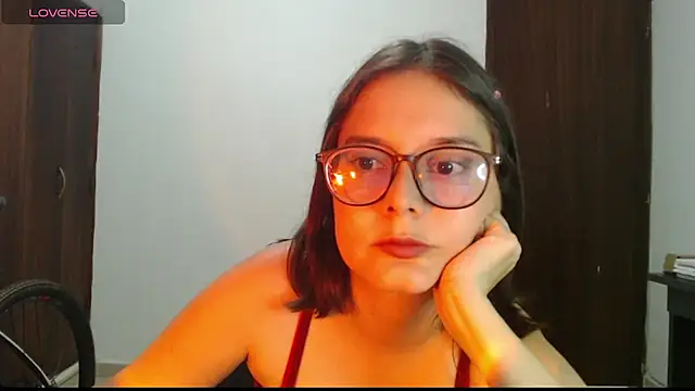 Snapshot of CarlaLorez chatting on October 15, 2025, 10:21 pm CarlaLorez online show from October 15, 2025, 10:21 pm