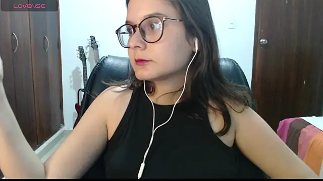 CarlaLorez online show from April 3, 2026, 4:43 am