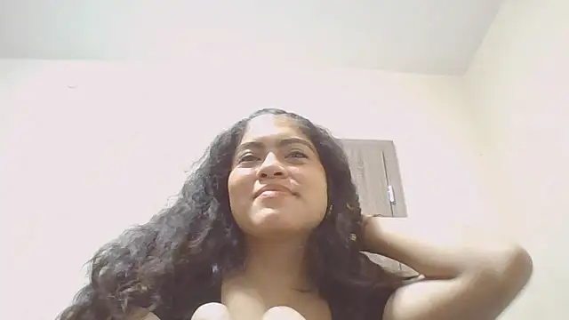 Snapshot of EstaHoops chatting on October 8, 2025, 6:27 pm EstaHoops online show from October 8, 2025, 6:27 pm