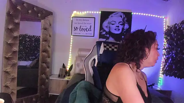 Snapshot of Beatricez chatting on October 31, 2025, 6:42 pm Beatricez online show from October 31, 2025, 6:42 pm