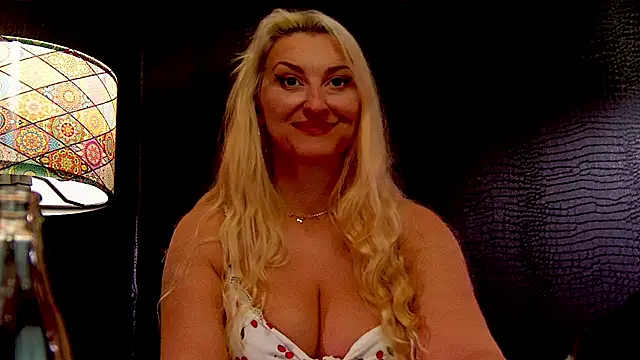 LeticiaReys online show from December 18, 2025, 7:42 pm