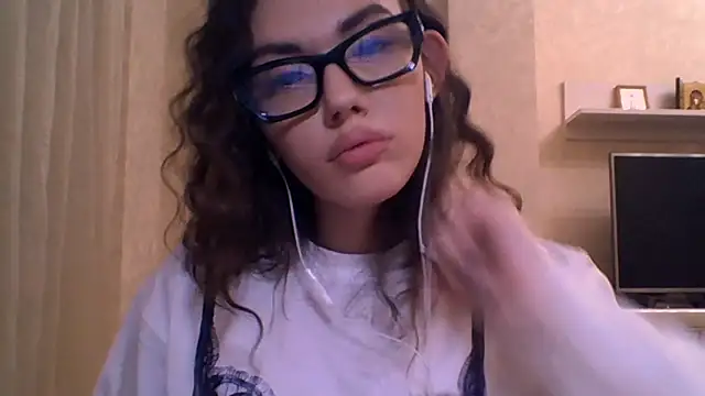 Snapshot of CeyaLier chatting on November 18, 2025, 5:06 pm CeyaLier online show from November 18, 2025, 5:06 pm