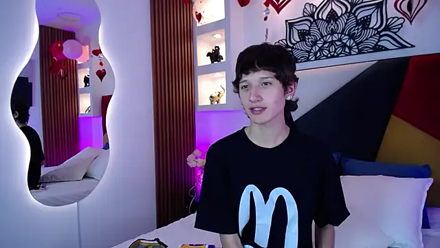 Snapshot of Emo_Boy_ chatting on February 17, 2026, 8:04 pm Emo Boy online show from February 17, 2026, 8:04 pm