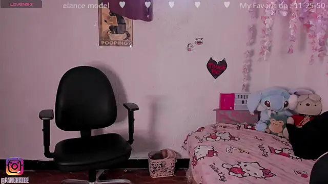 Snapshot of Emilycollei chatting on November 14, 2025, 3:11 pm Emilycollei online show from November 14, 2025, 3:11 pm