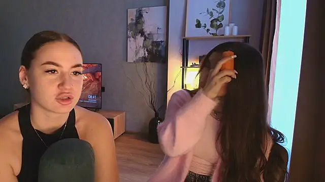 MayaGlow online show from November 27, 2025, 5:42 am