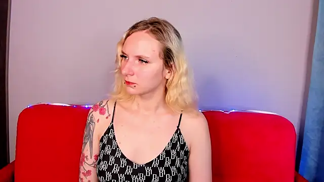 Snapshot of LikiLips chatting on October 15, 2025, 1:50 am LikiLips online show from October 15, 2025, 1:50 am