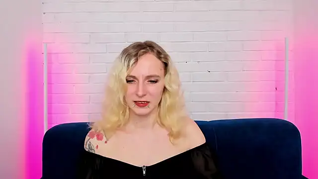 Snapshot of LikiLips chatting on November 2, 2025, 8:28 am LikiLips online show from November 2, 2025, 8:28 am