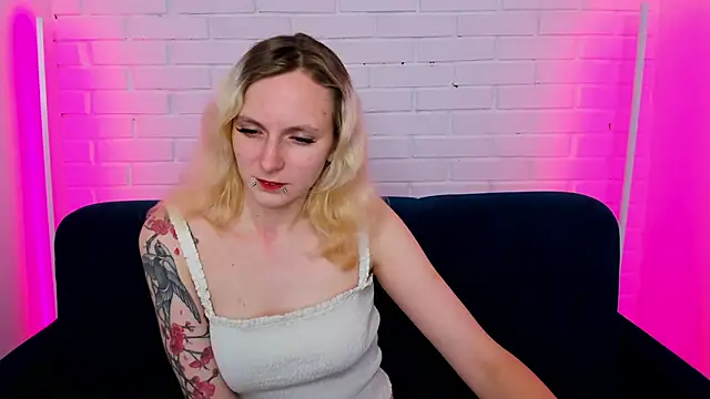 Snapshot of LikiLips chatting on November 7, 2025, 1:16 am LikiLips online show from November 7, 2025, 1:16 am