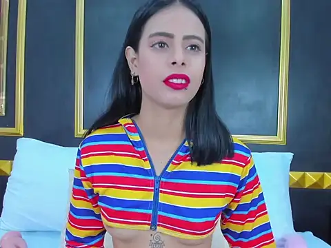 Snapshot of laura_maite_ chatting on November 17, 2025, 12:00 pm laura maite online show from November 17, 2025, 12:00 pm