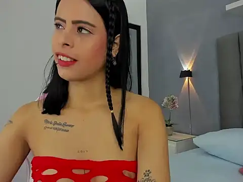 Snapshot of laura_maite_ chatting on November 26, 2025, 12:06 pm laura maite online show from November 26, 2025, 12:06 pm