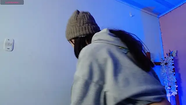 Snapshot of SweetRenata_ chatting on October 22, 2025, 11:21 am SweetRenata online show from October 22, 2025, 11:21 am