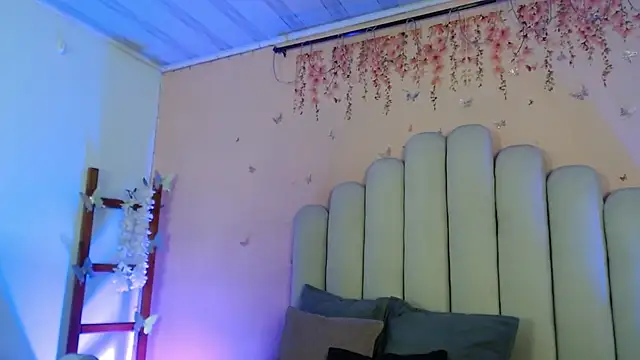 Snapshot of SweetRenata_ chatting on October 24, 2025, 11:17 am SweetRenata online show from October 24, 2025, 11:17 am