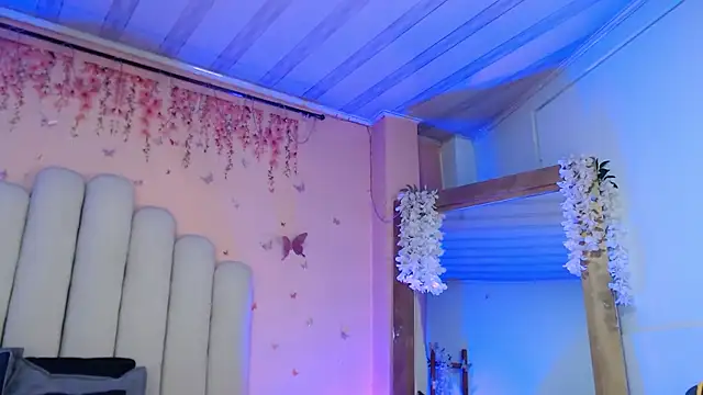 Snapshot of SweetRenata_ chatting on October 27, 2025, 11:25 am SweetRenata online show from October 27, 2025, 11:25 am