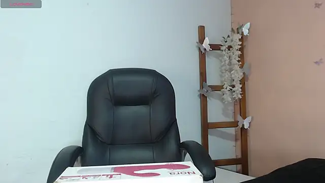 Snapshot of SweetRenata_ chatting on November 26, 2025, 11:22 am SweetRenata online show from November 26, 2025, 11:22 am