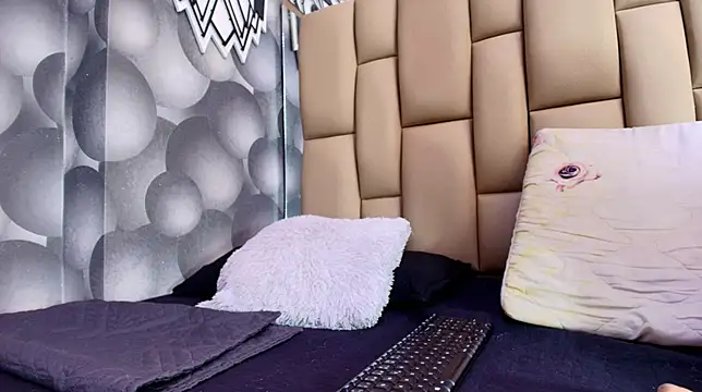 Snapshot of hannah_teehn chatting on November 5, 2025, 7:03 pm hannah teehn online show from November 5, 2025, 7:03 pm