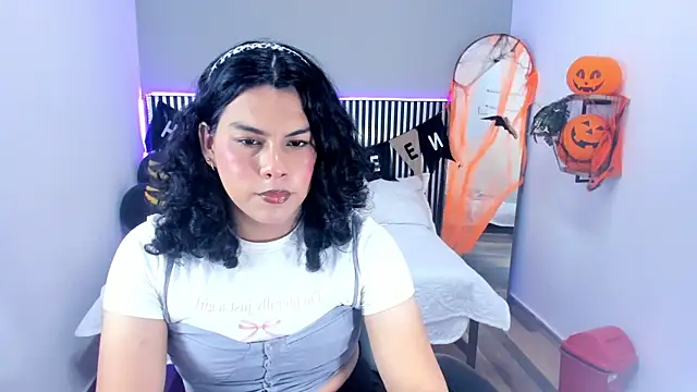 Snapshot of Little_Alli chatting on October 29, 2025, 8:32 pm Little Alli online show from October 29, 2025, 8:32 pm