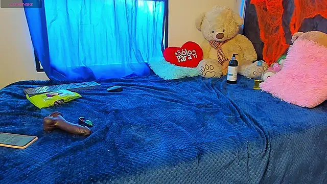 emilyfreire online show from October 28, 2025, 8:33 pm