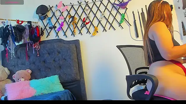 emilyfreire online show from November 12, 2025, 3:01 pm