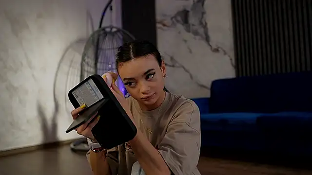 RachelRavee online show from April 16, 2026, 4:13 am