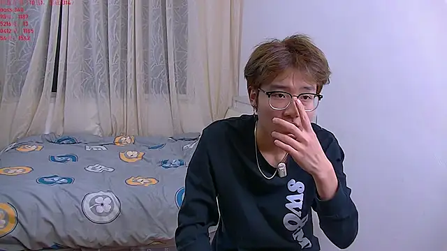 KK-cuteboy online show from December 23, 2025, 10:13 am