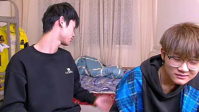 KK-cuteboy online show from January 13, 2026, 10:42 am