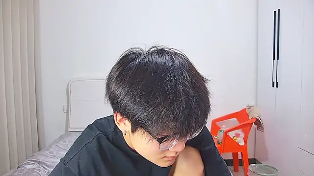 KK-cuteboy online show from May 28, 2026, 12:46 pm