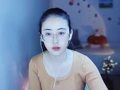 Snapshot of Queena_ chatting on December 18, 2025, 7:03 am Queena online show from December 18, 2025, 7:03 am