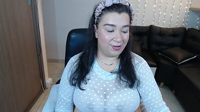 Snapshot of bella_sweet_01 chatting on October 10, 2025, 12:04 pm bella sweet 01 online show from October 10, 2025, 12:04 pm