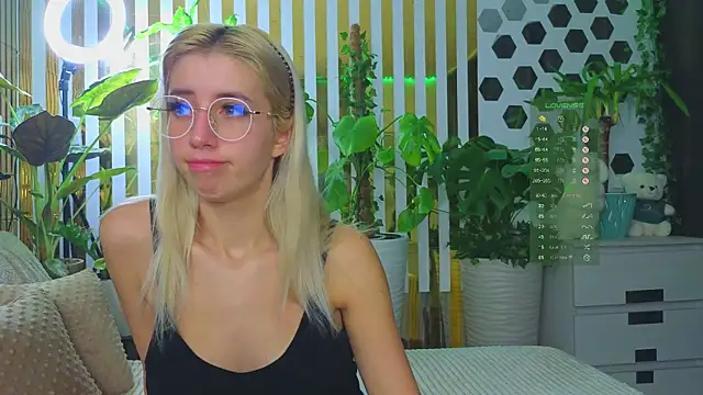 Violetttttta online show from October 23, 2025, 9:57 pm