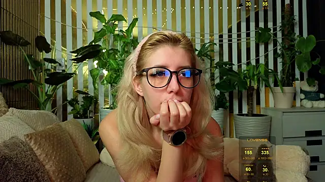 Violetttttta online show from November 23, 2025, 8:41 pm