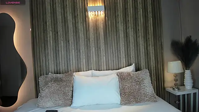 VanneCamiel online show from November 6, 2025, 11:33 am