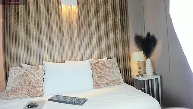 VanneCamiel online show from November 7, 2025, 11:43 am