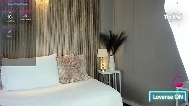 VanneCamiel online show from November 18, 2025, 11:36 am